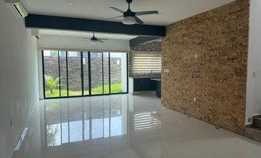 LOMAS RESIDENCIAL, Casa en RENTA con sala de TV, 3 recamaras con baño y cuarto de servicio