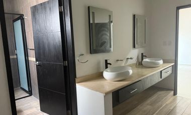 LOMAS RESIDENCIAL, Casa en RENTA con sala de TV, 3 recamaras con baño y cuarto de servicio