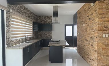 LOMAS RESIDENCIAL, Casa en RENTA con sala de TV, 3 recamaras con baño y cuarto de servicio