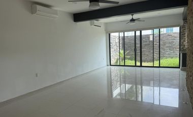 LOMAS RESIDENCIAL, Casa en RENTA con sala de TV, 3 recamaras con baño y cuarto de servicio