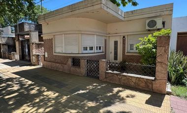 VENTA CASA 2 DORMITORIOS - ZONA CENTRO