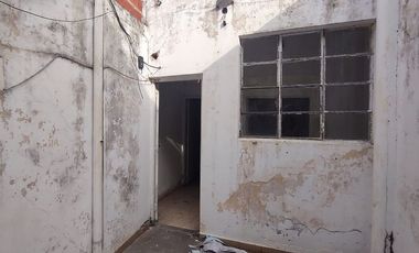 VENTA EN BLOCK 2 LOCALES + 4 PH DE 2 AMB C/U