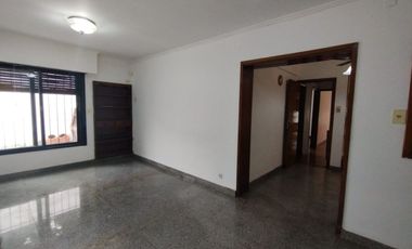 VENTA Casa 4 Amb, cochera y terraza. Villa Adelina