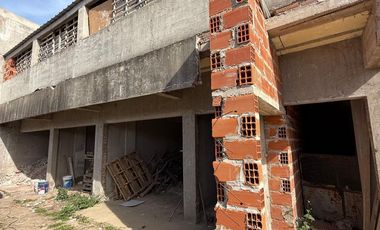 DEPARTAMENTO DE 2 DORMITORIOS CON COCHERA Y PATIO