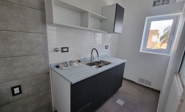 DEPARTAMENTO DE 2 DORMITORIOS CON COCHERA Y PATIO