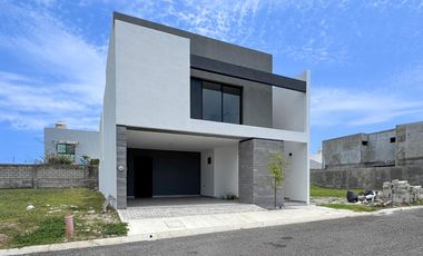 CASA CON ROOF TOP EN VENTA EN LOMAS DE LA RIOJA