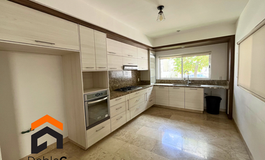 Casa en venta Lomas de juriquilla 4 recámaras + cuarto de servicio