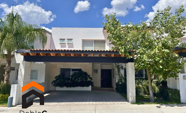 Casa en venta Lomas de juriquilla 4 recámaras + cuarto de servicio