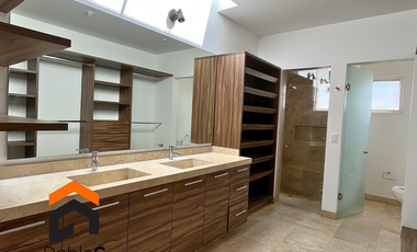 Casa en venta Lomas de juriquilla 4 recámaras + cuarto de servicio