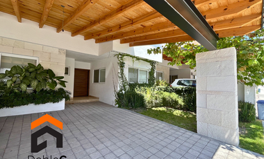 Casa en venta Lomas de juriquilla 4 recámaras + cuarto de servicio