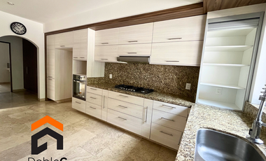 Casa en venta Lomas de juriquilla 4 recámaras + cuarto de servicio
