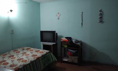 CASA EN AVENIDA BARRIO CONSOLIDADO  EXCELENTE CONECTIVIDAD