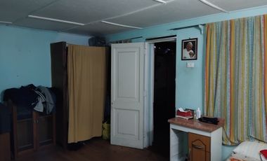 CASA EN AVENIDA BARRIO CONSOLIDADO  EXCELENTE CONECTIVIDAD