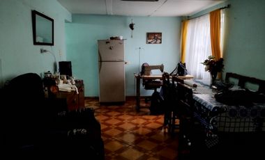 CASA EN AVENIDA BARRIO CONSOLIDADO  EXCELENTE CONECTIVIDAD