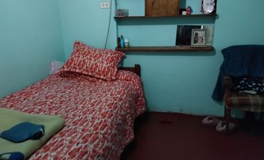 CASA EN AVENIDA BARRIO CONSOLIDADO  EXCELENTE CONECTIVIDAD