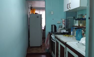 CASA EN AVENIDA BARRIO CONSOLIDADO  EXCELENTE CONECTIVIDAD