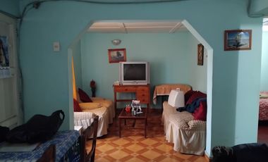 CASA EN AVENIDA BARRIO CONSOLIDADO  EXCELENTE CONECTIVIDAD