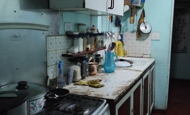 CASA EN AVENIDA BARRIO CONSOLIDADO  EXCELENTE CONECTIVIDAD