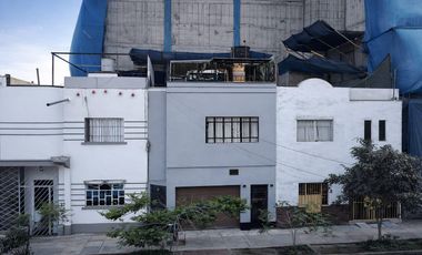 Vendo Casa Cerca Brisas Del Titicaca Y Plaza Bolognesi, Cercado De Lima