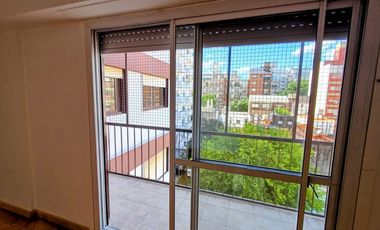 Alquiler departamento 3 ambientes  con balcón Olivos