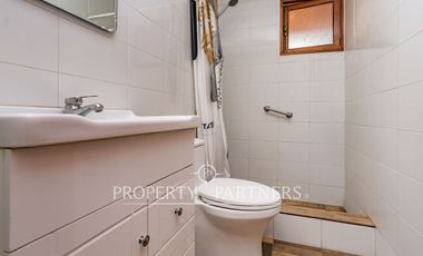Atractiva y acogedora propiedad en exclusivo condominio
