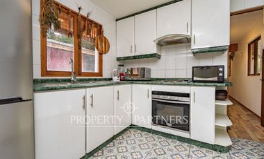 Atractiva y acogedora propiedad en exclusivo condominio