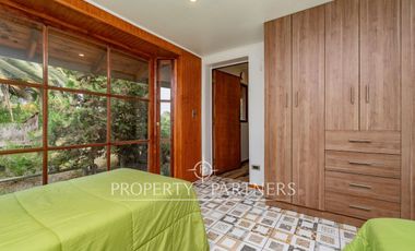 Atractiva y acogedora propiedad en exclusivo condominio