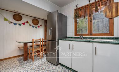 Atractiva y acogedora propiedad en exclusivo condominio