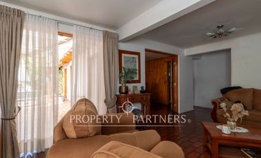 Calidez de un Hogar Tradicional, Casa con Chimenea a Gas