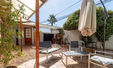 Calidez de un Hogar Tradicional, Casa con Chimenea a Gas