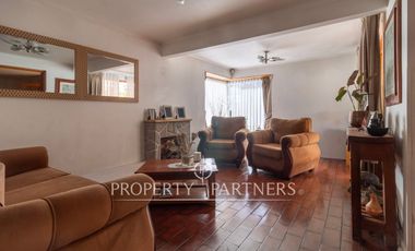 Calidez de un Hogar Tradicional, Casa con Chimenea a Gas