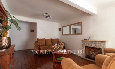 Calidez de un Hogar Tradicional, Casa con Chimenea a Gas