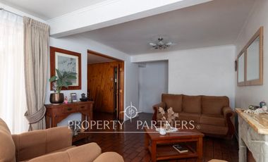 Calidez de un Hogar Tradicional, Casa con Chimenea a Gas