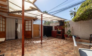 Calidez de un Hogar Tradicional, Casa con Chimenea a Gas