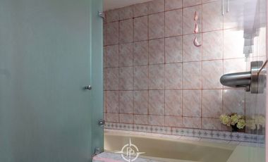 Calidez de un Hogar Tradicional, Casa con Chimenea a Gas