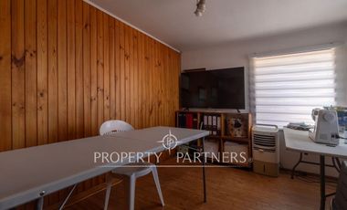 Calidez de un Hogar Tradicional, Casa con Chimenea a Gas