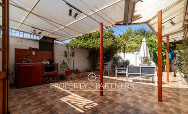 Calidez de un Hogar Tradicional, Casa con Chimenea a Gas