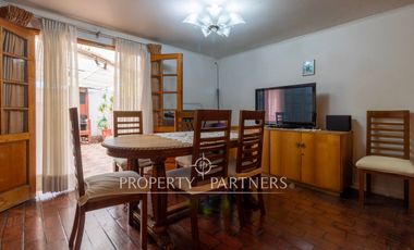 Calidez de un Hogar Tradicional, Casa con Chimenea a Gas