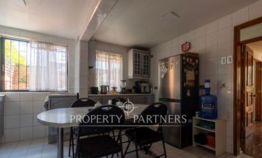 Calidez de un Hogar Tradicional, Casa con Chimenea a Gas