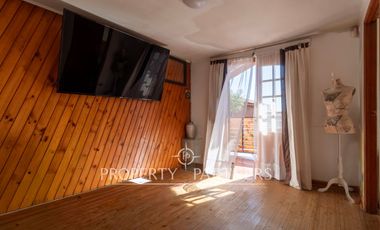 Calidez de un Hogar Tradicional, Casa con Chimenea a Gas