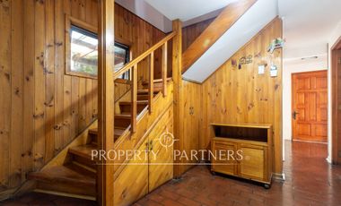 Calidez de un Hogar Tradicional, Casa con Chimenea a Gas