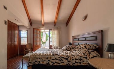 Calidez de un Hogar Tradicional, Casa con Chimenea a Gas