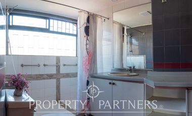 Calidez de un Hogar Tradicional, Casa con Chimenea a Gas