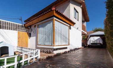 Calidez de un Hogar Tradicional, Casa con Chimenea a Gas