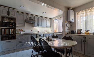 Calidez de un Hogar Tradicional, Casa con Chimenea a Gas