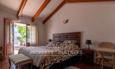 Calidez de un Hogar Tradicional, Casa con Chimenea a Gas