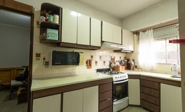 SE VENDE DUPLEX 5 AMB. 4 HAB. GARAGE. OLIVOS GOLF