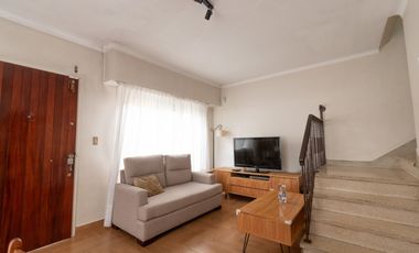 SE VENDE DUPLEX 5 AMB. 4 HAB. GARAGE. OLIVOS GOLF