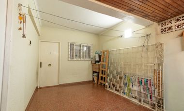 SE VENDE DUPLEX 5 AMB. 4 HAB. GARAGE. OLIVOS GOLF