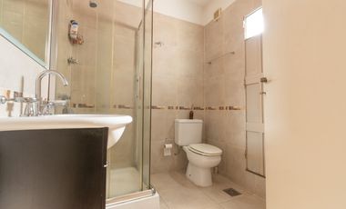SE VENDE DUPLEX 5 AMB. 4 HAB. GARAGE. OLIVOS GOLF